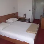 Hotel Luka ホテル 2*