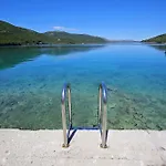 Hotel Luka ホテル 2*