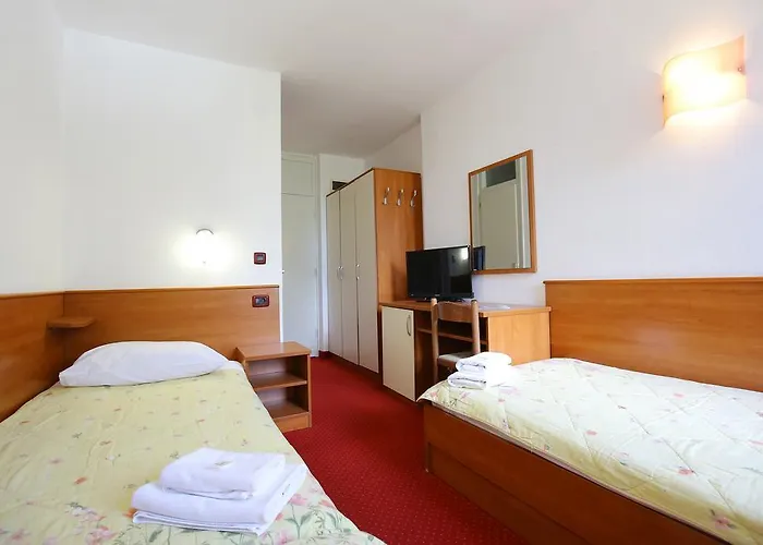 Отель Hotel Luka 2*