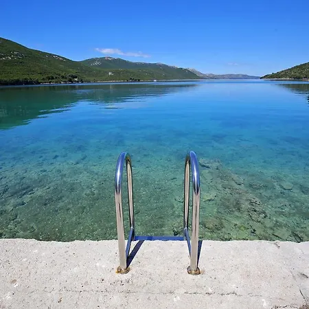 Hotel Luka Hotell 2*